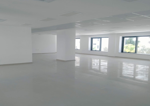 Super bureau 720 m² hs au Berge du lac 2